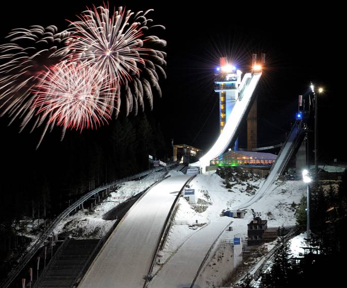 Glaszelt zwischen den Schanzentürmen Glaszelt zwischen den Schanzentürmen